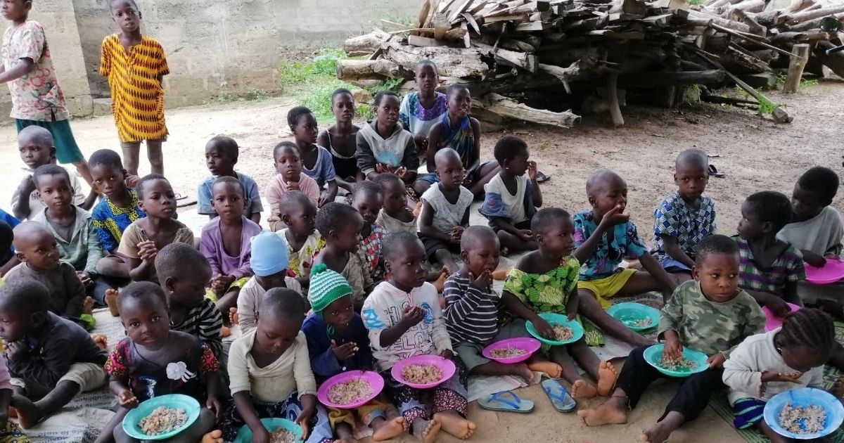 Bambini pesati e nutriti a Sokponta