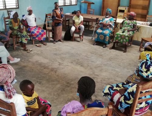 28 donne al lavoro per la salute dei bambini nei villaggi vicino a Sokponta in Benin