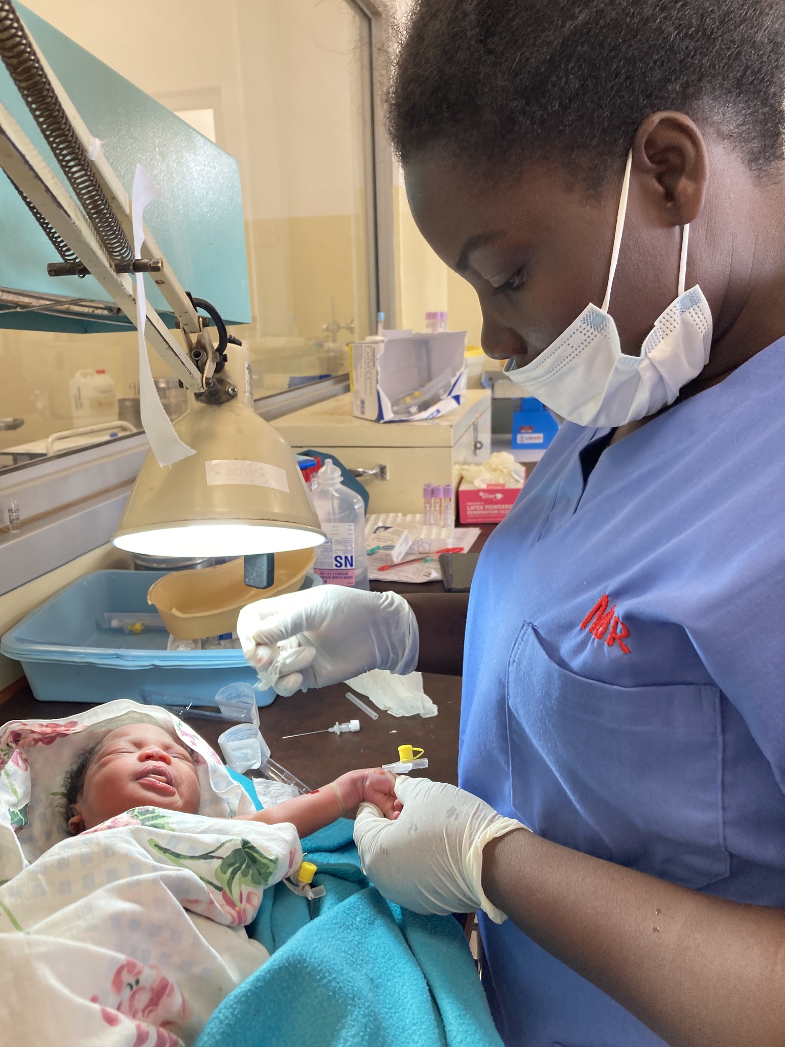Una delle due infermiere impiegate presso il St Mary Lacor Hospital al lavoro, nel nuovo reparto di neonatologia.