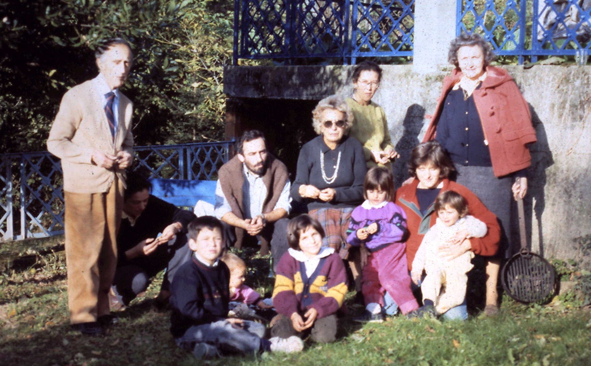 Parte della famiglia Bonino riunita nel giardino della casa di Camandona