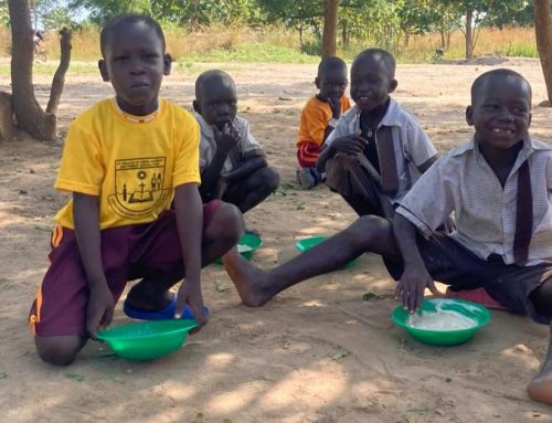 Sostegno alla mensa scolastica nel campo profughi del villaggio di Yoro in Uganda
