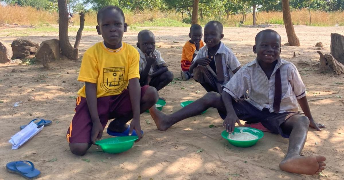 Sostegno alla mensa scolastica nel campo profughi del villaggio di Yoro in Uganda